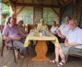 Bild: adj
In der Gartenlaube begrüßte Werner Spiesmacher die Gratulanten zu seinem 80. Geburtstag. Von rechts: Werner Spiesmacher, Pfarrer Ulrich Gruber, Waltraud und Alfons Barth, Ursel Fischelmayer, Gerda Spiesmacher und Bürgermeister Ernst Schicketanz