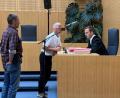 Bild: ca
Der Angeklagte (Mitte) strapaziert in den Verhandlungspausen die Geduld seiner Vorführbeamten (links). Einmal busselt er seine Lebensgefährtin ab, dann spricht er geschäftig bei Staatsanwalt Richard Caja vor.