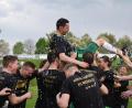 Archivbild: gb
Die Akteure des FC Weiden-Ost ließen Spielertrainer Florian Schrepel beim Gewinn der Meisterschaft in der Kreisliga Nord hochleben. Feiern die Ostler auch beim Erdinger-Meister-Cup?