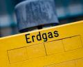 Symbolbild: Stefan Sauer
Ein Schild mit der Aufschrift "Erdgas", dient als Markierung für den unterirdischen Verlauf einer Erdgasleitung. Die Bundesregierung hat die Konsequenz aus den verringerten Gaslieferungen aus Russland gezogen und die Alarmstufe im Notfallplan Gas ausgerufen.