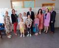 Bild: fpoz
Die ukrainischen Kinder der Willkommensgruppe mit (hinten, von links) Natalija Messer, Schulleiterin Johanna Reger, Regierungspräsident Walter Jonas, Bürgermeisterin Margit Bayer, Schulamtsdirektorin Martina Puff und Abteilungsdirektor Thomas Unger.