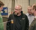 Bild: Gilch/exb
Viele Köche verderben vielleicht den Brei, aber viele Brauer aus dem Landkreis sind stolz auf ihr erstes flüssiges Gemeinschaftswerk. Ludwig Koch, Johannes Püttner und Ludwig Würth (von links) verkosten zusammen mit Landrat Andreas Meier das Festbier zum 50. Geburtstag des heutigen Landkreises Neustadt/WN: