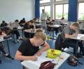 Bild: dob
Völlig entspannt scheinen die Realschüler über ihren Abschlussaufgaben zu sitzen. Bald ist der ganze Schulstress vorbei.