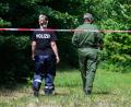 Bild: Julian Stratenschulte
Mitarbeiter der Spurensicherung der Polizei Salzgitter stehen an einem Tatort an einer Grünfläche am Hans-Böckler-Ring. Nach dem Fund einer toten 15-Jährigen in Salzgitter gelten zwei Jugendliche als dringend tatverdächtig.