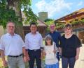 Bild: Stefanie Gradl
Bürgermeister Markus Graf (Zweiter von links) gratuliert der Jubilarin Anneliese Roppert aus Gressenwöhr. Ihre drei Kinder Erich, Manfred und Sieglinde (von links) freuen sich mit ihr.