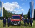 Bild: Kathrin Kiener/exb
Das neue Fahrzeug der Feuerwehr Stein wurde gesegnet.