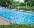 Bild: bsc
Das Friedenfelser Freibad ist beliebt. Badegäste und Wasserwacht hoffen auf eine Verlängerung der Öffnungszeiten.