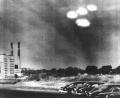 Bild: UPI/dpa
Vier in Formation fliegende "Objekte" über der Stadt Salem im US-Bundesstaat Massachusetts sind von einem Kameramann der US-Küstenwache am 16. Juli 1952 um 09:35 Uhr beobachtet worden.