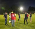 Bild: fvo
Die FSVler testen die Sicht auf dem Fußballplatz mit der neuen Flutlichtanlage.
