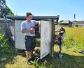 Bild: fvo
Der Vorsitzende des Imkervereins Waldthurn, Matthias Weiß- Zimmermann (links) wird beim Aufstellen des neuen Lennesriether Bienenstandes vom fünfjährigen Maximilian Steger unterstützt.