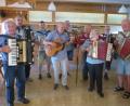 Bild: jzk
Die Volksmusikanten Werner Matt, Oswald Kopp, Bernhard Binner, Herbert Diesner, Markus Schraml, Manfred Döllinger, Monika Fink, Albin Zeitler und Rudolf Fink (von links) brauchten keine Noten für das gemeinsame Musizieren beim Wirtshaussingen in Kötzersdorf.