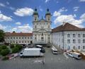 Bild: Stadt Waldsassen/exb
Vor der Basilika wird seit Mittwoch die große Bühne aufgebaut. Das Bild entstand am späten Donnerstagnachmittag, als die Überdachung der Bühnenfläche installiert wurde.