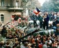 Archivbild: Libor Hajsky/dpa
Tschechische Jugendliche mit tschechoslowakischer Flagge stehen auf einem umgestürzten Lastwagen, während andere Prager am 21. August 1968 in der Prager Innenstadt sowjetische Panzer umzingeln.