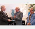 Bild: Hirsch
Der Präsident des Oberpfälzer Kulturbunds, Altlandrat Volker Liedtke (Mitte), übergab die Nordgauplastik an OB Andreas Feller (links). Rechts Bürgermeister Toni Dutz, dessen Heimat Wiesau 2018 das Kulturfest der Oberpfälzer ausgerichtet hatte.