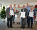 Bild: kki
Für ihr langjähriges, ehrenamtliches Engagement werden sie ausgezeichnet: Hubert Pausch, Elisabeth Baldauf, Josef Kammerer und Georg Forster (von links). Bürgermeister Dietmar Schaller (Zweiter von links) und sein Stellvertreter Tobias Forster (Zweiter von rechts) gratulieren.