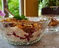 Bild: jak
Diese Himbeer-Creme ist in 15 bis 20 Minuten zubereitet. Die karamellisierten Mandelblättchen sorgen auf dem Schicht-Dessert für eine süße Kruste.