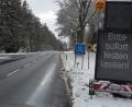 Bild: jr
Am Grenzübergang bei Waldsassen weist ein großes Hinweisschild auf einem mobilen Warnanhänger Einreisende aus Tschechien auf die Testpflicht hin.