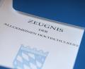 Bild: Karl-Josef Hildenbrand/dpa
Das vielbegehrte Papier: Auch bei den diesjährigen Abiturprüfungen haben die Schüler und Schülerinnen sehr gut abgeschnitten.