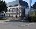 Bild: fla
Die ersten Fenster sind gesetzt. Weitere Gewerke bei Umbau und der Sanierung des Schlosses folgen.