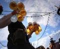 Bild: picture alliance / dpa
Ein Kellner trägt auf dem Oktoberfest in München Maßkrüge.