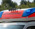 Bild: Soeren Stache
Blaulicht an einem Fahrzeug des Rettungsdienstes. Eine Motorradfahrerin stieß frontal mit einem Reh zusammen, stürzte und wurde dabei leicht verletzt.