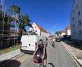 Bild: mor
„Ein schönes Wohnviertel wird die Eichendorffstraße, der Mehrfamilienbau des Landkreissiedlungswerks (links) ergänzt die Maßnahme hervorragend“, so Bürgermeister Edgar Knobloch bei der CSU-Sommerradtour, hier unterwegs in der Eichendorffstraße.