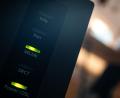 Symbolbild: Sebastian Gollnow/dpa
Ein Router, auf dem die LED für W-Lan und DSL leuchten, ist in einer Wohung zu sehen. Foto: Sebastian Gollnow/dpa
