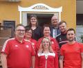 Bild: exb
Zum Vorstand des Fanclubs gehören (vorne, von links) Patrick Kopp Jennifer Kopp, Matthias Fischer, (zweite Reihe, von links) Anita Beyerlein, Elke Hagerer, Joachim Beyerlein, (hinten, von links) Andrea Donhauser und Walter Beyerlein.