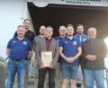 Bild: Josef Schimmer/exb
Das Bild zeigt die neue Spitze des 1.FC Schmidgaden zusammen mit Ehrenmitglied Franz Probst (Mitte mit Urkunde).