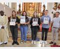 Bild: kro
Pfarrer Dr. Charles Ifemeje und Pfarrgemeinderatssprecher Stefan Wurm dankten (von links) Sina Riedl, Lorena Witt, Antonia Hartmann und Maximilian Peter für ihre Ministrantentätigkeit.