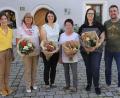 Bild: Kurt Stangl / exb
Das Bild zeigt (mit Blumen) Anita Butz, Gabi Koller, Edith Sgodzaj und Lena Mitterer sowie Georg Hösl, Kuratoriumsvorsitzender.