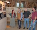 Bild: pop
Bei der Vernissage Nina Schütz (von links) im Gespräch mit Heimatpfleger Albert Kräuter aus Vilshofen, Paul Böhm und Markus Mehringer.