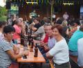 Bild: krb
Viele Besucher lauschen bei der Serenade in Neustadt/WN den Klängen der "Männer-WG".