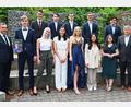 Bild: gf
Kollegstufenbetreuer Rüdiger Gleis (links) gratulierte den besten Absolventen des Gregor-Mendel-Gymnasiums. Ihr Bester, Leonard Krapf (kleines Foto), fehlte aus gesundheitlichen Gründen. Oberstudiendirektor Christian Zenger (rechts) schloss sich den Glückwünschen an.