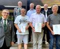 Bild: R. Kreuzer
Die Schützengesellschaft Freiheit Neunkirchen um Vorsitzenden Albert Riedl (links) ehrt (vorne, von rechts) Heinz Kneisl, Heinrich Prölß und Andreas Weidner.