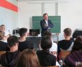 Bild: jzk
Bei der Diskussion nahm MdB Uli Grötsch (stehend) die Zehntklässler von Realschuldirektor German Helgert (hinten links, sitzend) ernst und bemühte sich, ihnen ehrliche Antworten auf ihre Fragen zu geben.