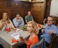 Bild: Stadt Sulzbach-Rosenberg/exb
Vom Knorr-von-Rosenroth-Zoigl angetan zeigten sich (von links) die Schauspieler Sophia Ritz, Andreas Guckenberger und André Dyllong, Bruni Lommer, Regisseur Michael Ritz sowie Kulturamtsleiterin Angela Thar.