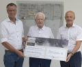 Bild: Michael C. Geiss/exb
Zur Unterstützung der Sportvereine in diesem Jahr durch die Conrad-Sportförderung überreichte Klaus Conrad (Mitte) einen Scheck der Klaus-und-Gertrud-Conrad-Stiftung in Höhe von 50.000 Euro an den Schatzmeister, Bürgermeister Hermann Falk (links), und an den ehrenamtlichen Geschäftsführer, Günter Simmerl (rechts).