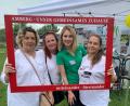 Bild: Elisabeth Triller, Stadt Amberg/exb
Flüchtlinge und Helferin posieren im Rahmen „Amberg - unser gemeinsames Zuhause“ (von links): Melnyk Tetiana, Tsedilo Kateryna, Nadine Murshel von der Freiwilligenagentur und Buzyla Yuliia.
