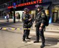 Bild: Javad Parsa/NTB/dpa
Polizisten bewachen den Tatort vor einem Nachtclub in der norwegischen Hauptstadt Oslo.