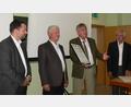 Bild: mh
Eine Ehrenurkunde als "Ost-West-Brückenbauer" erhielt Übersetzer Vladimir Vaclav Vasicek (zweiter von rechts). Es gratulierten Bürgermeister Sebastian Hartl (links), Peter Czommer, und Altbürgermeister Dr. Karl-Heinz Preißer.