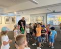 Bild: Kerstin Pflaum/exb
Die Vorschulkinder des Kinderhauses St. Hedwig besuchten jetzt im Museum Mitterteich die Ausstellung mit Arbeiten des Künstlers Jeff Beer