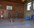 Bild: gi
Ballspiele in der kühlen Turnhalle unter der Leitung von Daniela Gissibl gefallen den Kindern.