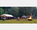 Bild: rfi
In Kleinschwand entzündeten die Floriansjünger am Freitag das Johannisfeuer, bis tief in die Nacht loderten die Flammen am Kleinschwandner Fußballplatz. Die Mitglieder der Feuerwehr sorgten für die Sicherheit und die Bewirtung der zahlreichen Besucher.
