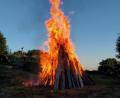 Bild: rfi
In Tännesberg thronte das Johannisfeuer am Samstag hoch droben auf dem Schlossberg.