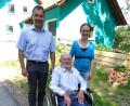 Bild: hm
Zum 80. Geburtstag konnte Josef Elsner auch die Glückwünsche von 3. Bürgermeister Norbert Auer entgegennehmen. Im Bild der Jubilar zusammen mit Norbert Auer und Tochter Astrid.
