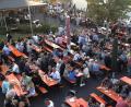 Bild: wro
Bereits zur Eröffnung am Samstagabend kamen viele Besucher, um Bürgerfest-Atmosphäre beim Fuchsmühler Rathaus zu genießen.