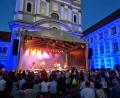 Bild: lym
Der Basilikaplatz erstrahlt in Blau: Knapp 1000 Musikfans genießen den Auftritt von "Keller Steff" und Big-Band.