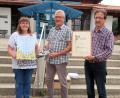 Bild: bsc
Josef Hanauer (Bildmitte) wurde in Görlitz zum Bundesehrenmeister ernannt. Nach der Rückkehr gratulierten die Vorsitzenden des Kleintierzuchtvereins Friedenfels und Wiesau, Ramona Bauer (links) und Markus Stengl (rechts) herzlich.