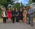 Bild: Sascha Fuchs/fph
Oberstufenkoordinatorin Margit Stark (links) und Schulleiter Stefan Niedermeier (rechts) sind stolz auf die fünf Jahrgangsbesten: (von links) Sina Fiedler, Pia Lippert, Amelie Schöpe, Carla Kleeberger und Karolina Lilova.